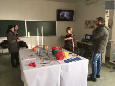 Al centro della sala su un tavolo sono stati posizionati altri modelli: si distinguono i solidi platonici e quelli che descrivono le somme di progressioni